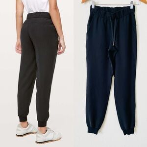 Lululemon SIZE 2 On The Fly midrise woven black joggers